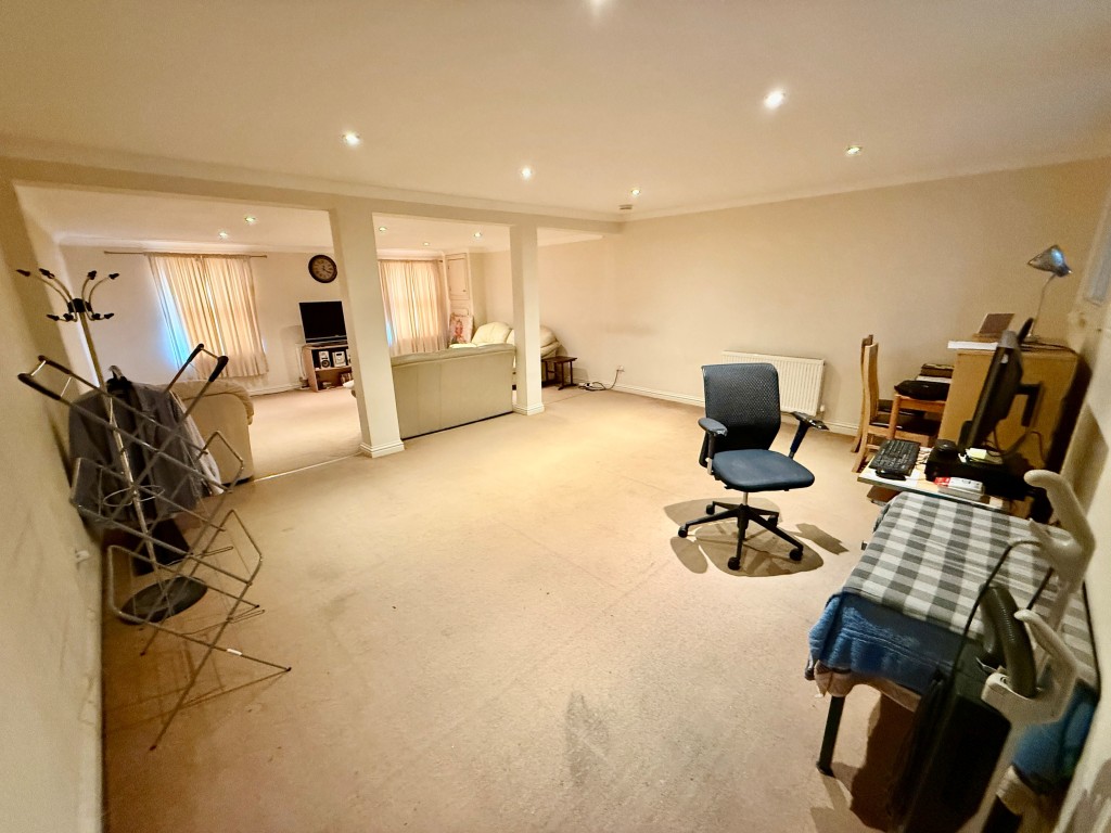 Lot: 74 - MIXED USE INVESTMENT IN TOWN CENTRE - FIVE FLATS AND COMMERCIAL UNIT - 44A East Street - Living room